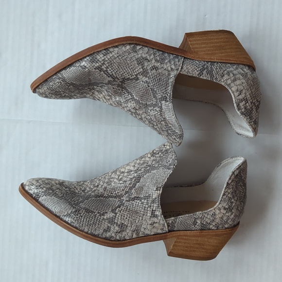 Chinese Laundry Snakeskin Print Western Heeled Booties 7 Gray Silver Metallic - Picture 2 of 16